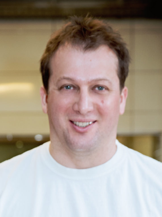 Bäcker beim Teigkneten in der Backstube